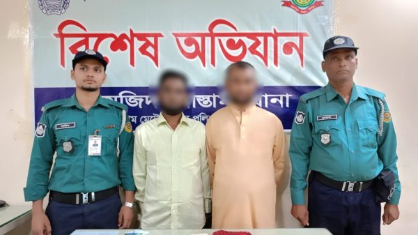 পুলিশের অভিযানে নগদ টাকাসহ প্রতারকচক্রের দুই সদস্য গ্রেফতার