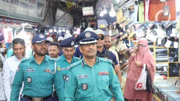 নগরীর বিভিন্ন মার্কেটে আইন-শৃঙ্খলা পরিস্থিতি সরেজমিনে পরিদর্শন করেন সিএমপি কমিশনার হাসিব আজিজ 