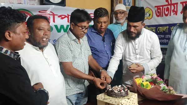 চট্টগ্রামে জনপ্রিয় অনলাইন টেলিভিশন দ্বীপ টিভি'র প্রতিষ্ঠা বার্ষিকী ও ৮ম বছরের পদার্পণ অনুষ্ঠান কেক কাটার মধ্যে দিয়ে পালিত। 
