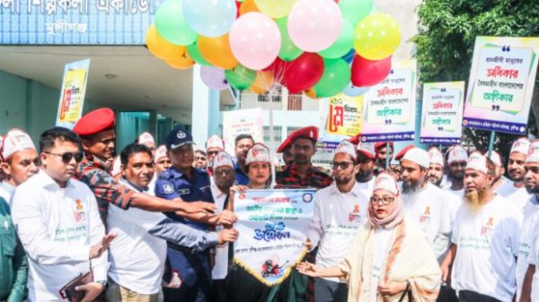 মুন্সীগঞ্জে বর্ণাঢ্য আয়োজনের মধ্য দিয়ে মহান মে দিবস পালন