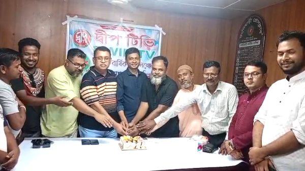 মুন্সীগঞ্জে দ্বীপ টিভির ৭ম প্রতিষ্ঠা বার্ষিকী ও ৮ম বছরের পদার্পণ কেক কেটে পালিত