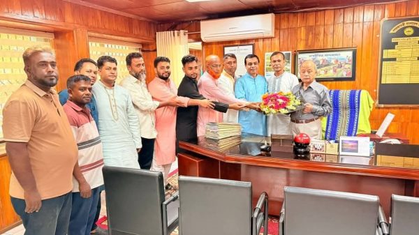 বান্দরবান পার্বত্য জেলা পরিষদ চেয়ারম্যান এবং জেলা প্রশাসকের সাথে জেলা কাঠ ব্যবসায়ী সমিতির নব নির্বাচিত কমিটি সৌজন্যে সাক্ষাৎ 