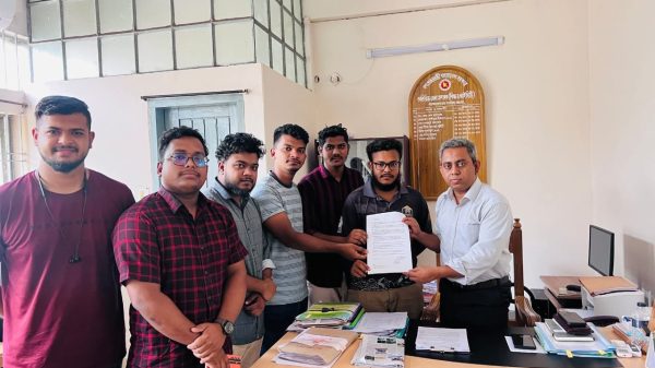 শাস্তিমূলক বদলির প্রতিবাদে বান্দরবানে ছাত্র সমাজের স্মারকলিপি প্রদান